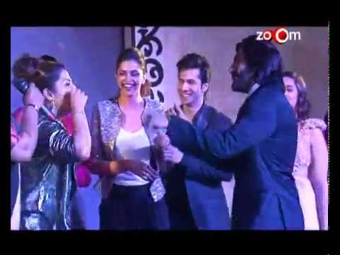 Varun Dhawan trying to get Deepika Padukone on dance floor at 58th Filmfare Awards