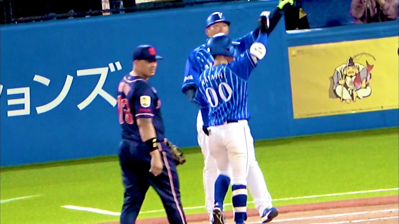 待望のプロ初ヒットを放つ林琢真 レフトスタンド、ベンチも大