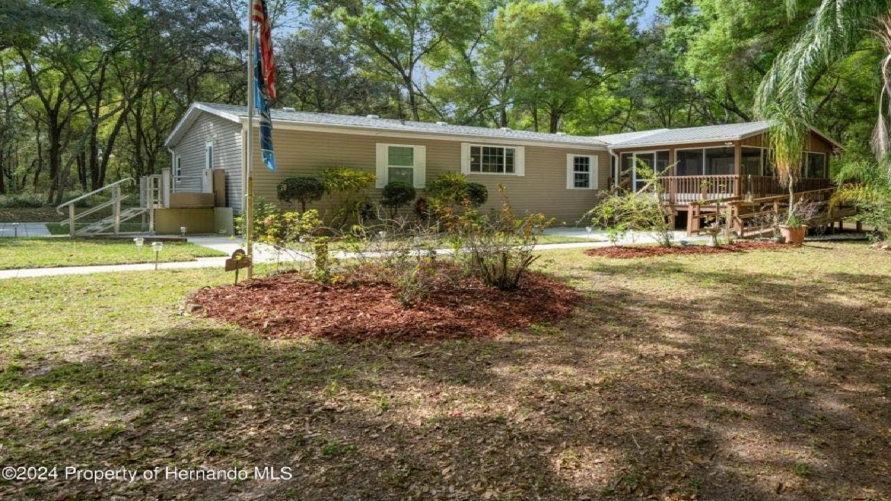 17234 Helen K Drive, Spring Hill(Pasco), FL Presented by Tina Fingerman.