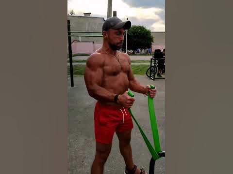 Два упражнения с резинкой на бицепс и спину💪 - YouTube