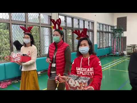 2020.12.25.台北市西門國小109學年度「動感西門．藝能展現」聖誕節活動 13.聖誕老人送甜蜜：家長會分送聖誕小禮物給全體學生(輔導室籃玉君主任拍攝)