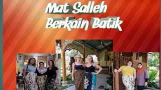 Silang Budaya Warisan Bangsa...... Mat Salleh Pakai Kain Batik Dan Kain Pelikat?
