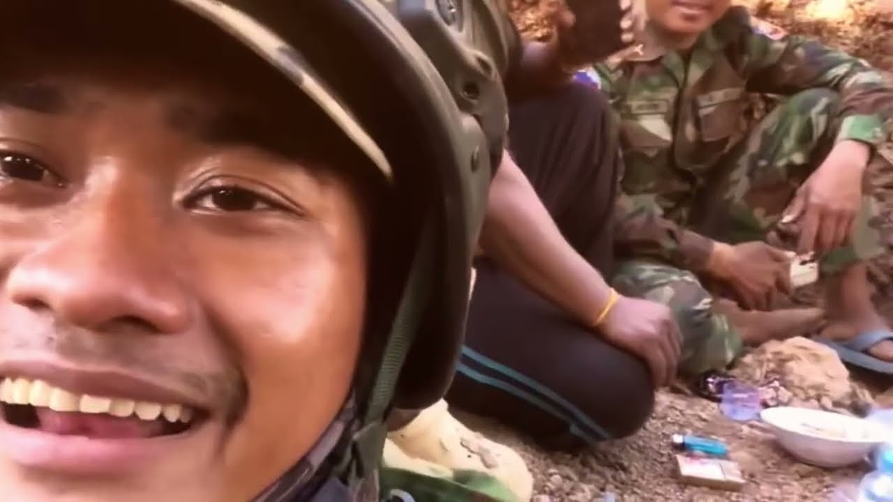 វិរកងទ័ពខ្មែរហូបបាយស្តាប់សំឡេងគ្រាប់ វីដេអូអំឡុងសង្គ្រាម