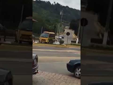 Ibirama: Alunos da Apae são algemados e detidos após serem flagrados dirigindo ônibus escolar.