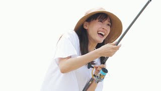 綾瀬はるか”釣りガール”デビューで大物GET！　『LifeとWear/エアリズムコットンTシャツ篇』CM