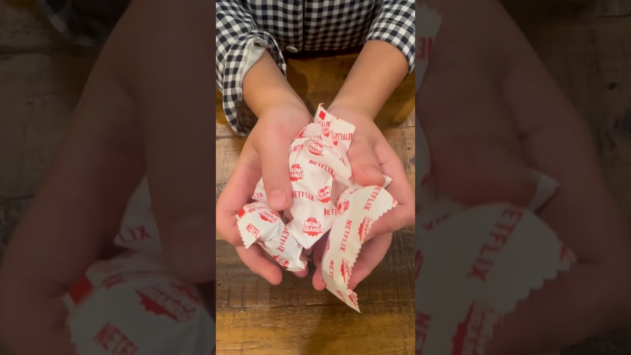 Unboxing Mini Brand Netflix 