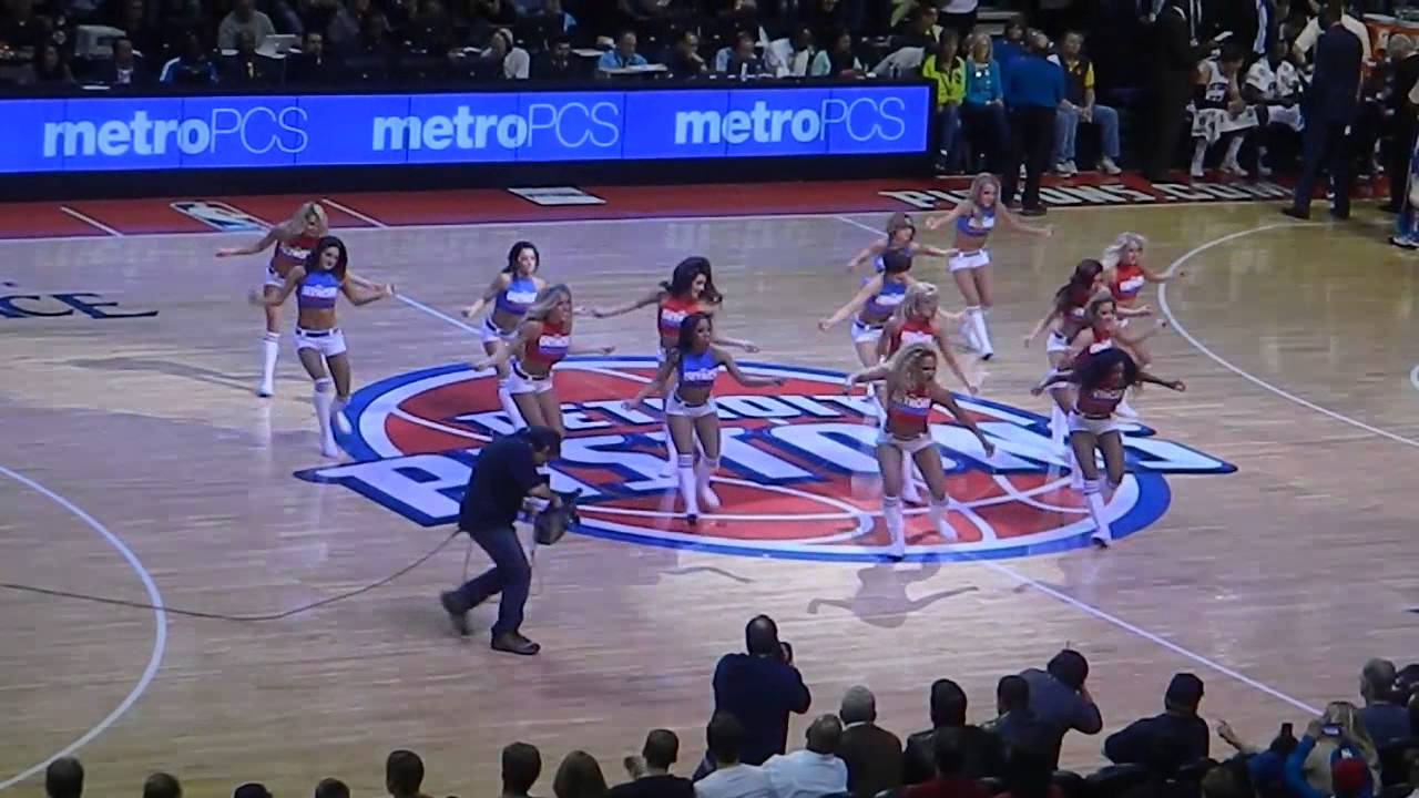 Detroit Pistons Dancers 4713 vs Chicago Bulls time out dance