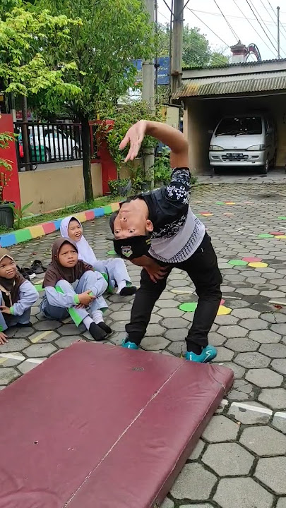 teknik latihan gerakan sikap kayang dengan sikap awal berdiri tegak.