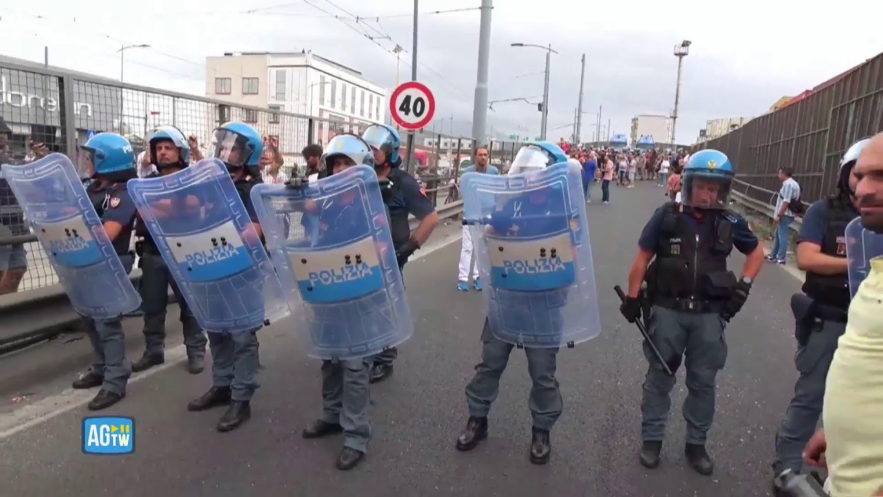 Napoli, manifestazione contro l'abolizione del reddito di cittadinanza [DIRETTA]