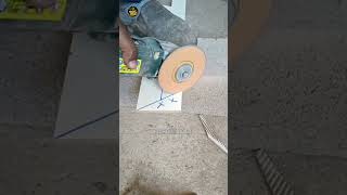 Tiles Cutting Hack: Deewar ke corners me tile kaatne ka jaadui tareeqa! 📐✨ #tilecutter #tiletools
