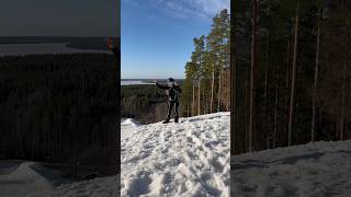 Самое время фотографироваться на склоне, хоть в купальнике. В Спб в апреле снег и +10