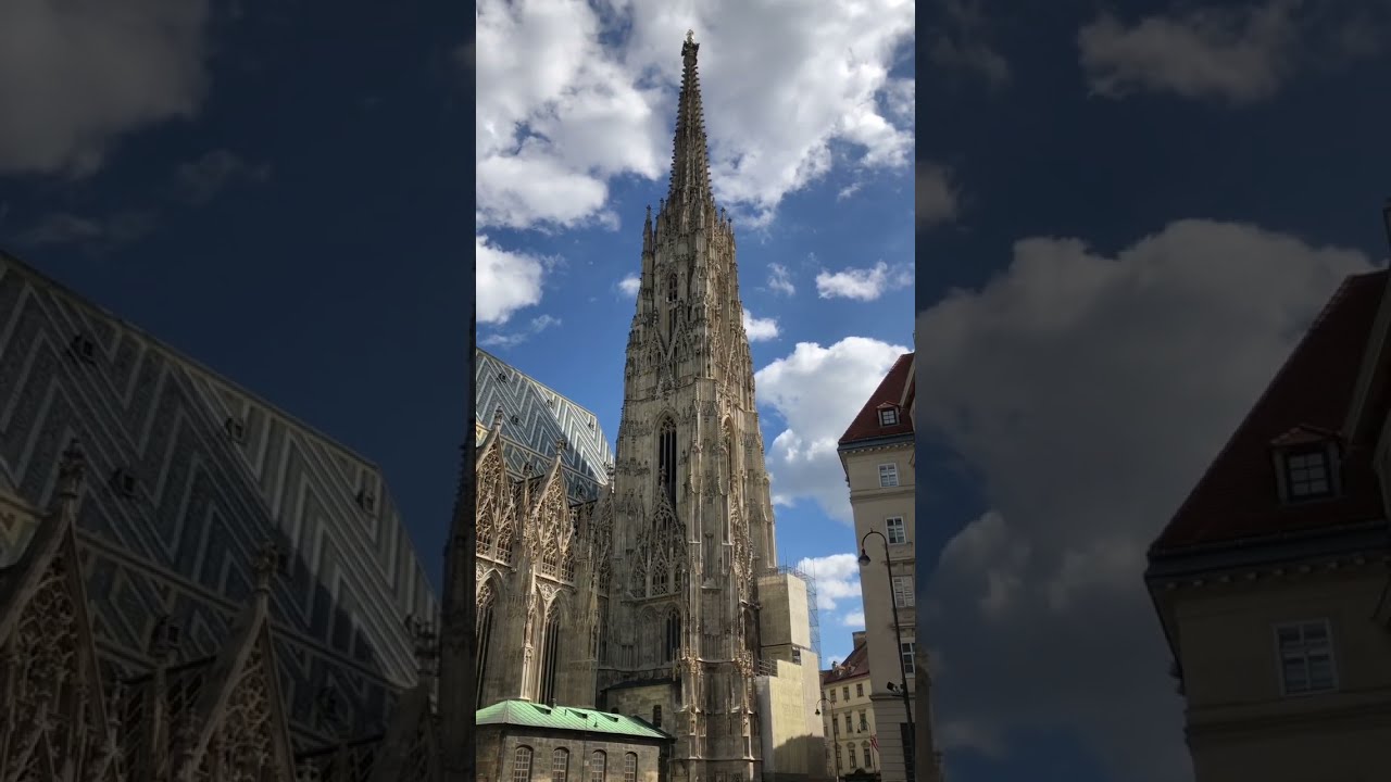 Wien – die Schönheit der Innenstadt. Die Wiener Pestsäule und der Stephansdom.