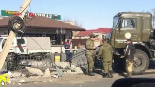 В Уссурийске армейский КАМАЗ разрушил ограждения и снес бетонный столб