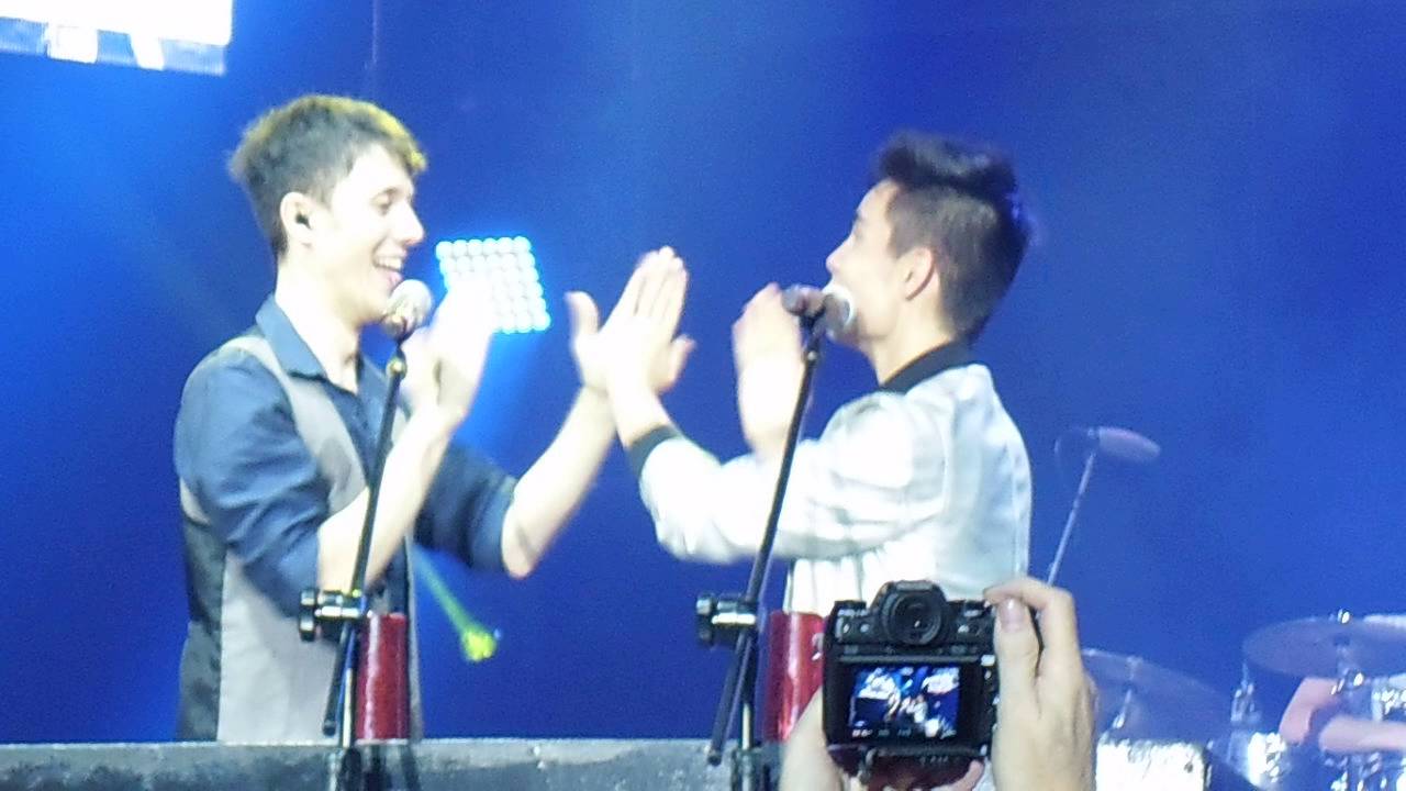 Sam Tsui and Kurt Schneider perform cups live in Manila