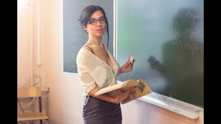 Преподаватель трахает роскошную преподавательницу на столе