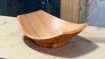 Richard Raffan turns a rectangular bowl