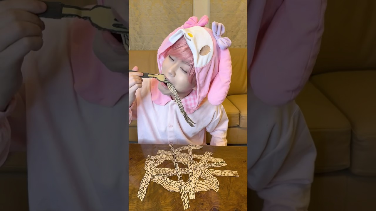 THE RIGHT WAY TO EAT RAMEN WITH CARDBOARD！#asmr