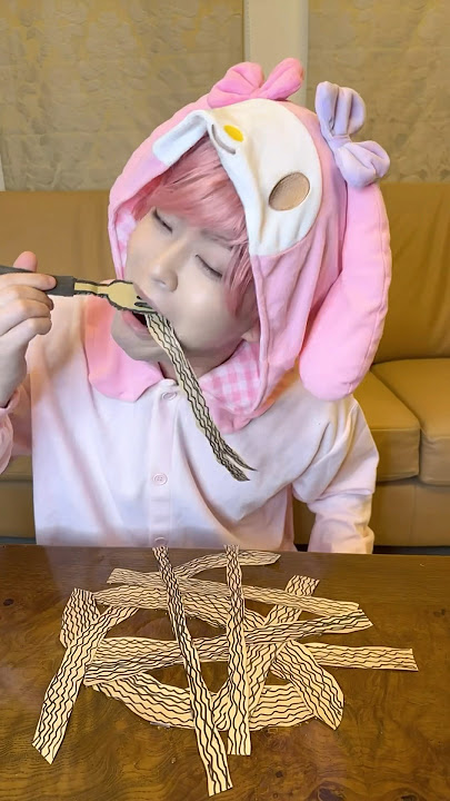THE RIGHT WAY TO EAT RAMEN WITH CARDBOARD！#asmr