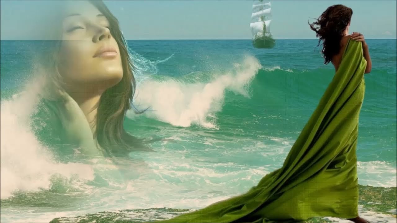 Видео песни волна. Девушка море ветер. Женщина на берегу моря. Девушка на волне. Девушка на фоне волн.