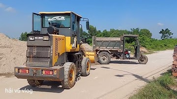 Máy xúc múc cát lên công nông ba bánh#congnongbabanh