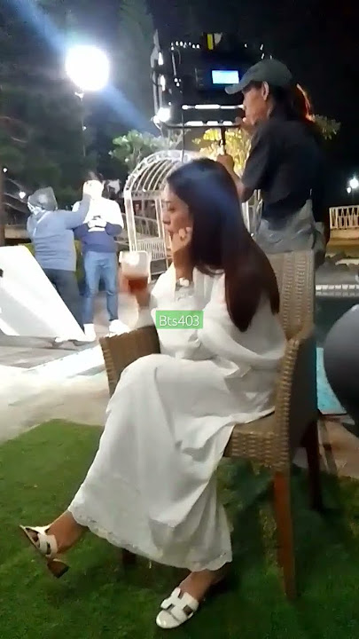 sedih banget Novia..sampe mainin kuku.ada apa sama mereka