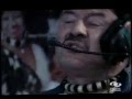 Cesar Mora cantando Estar lejos de Fonseca en escena de la novela 5 viudas sueltas
