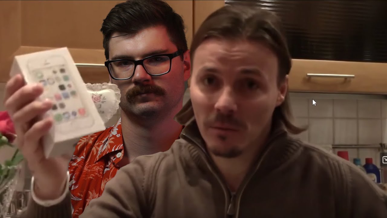 Сергей Симонов хвастает перед Вертом Айфоном и Верту