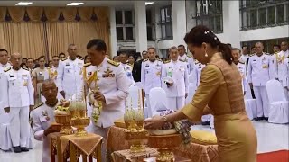 'ในหลวง-พระราชินี' ทรงวางพวงมาลา เนื่องในวันมหิดล