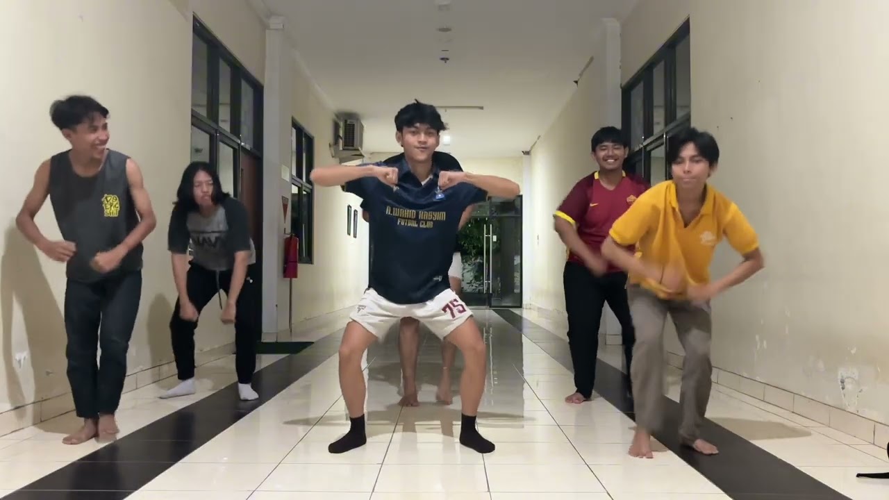 Kelompok 4 Penugasan PJOK ( Senam Aerobik ) 