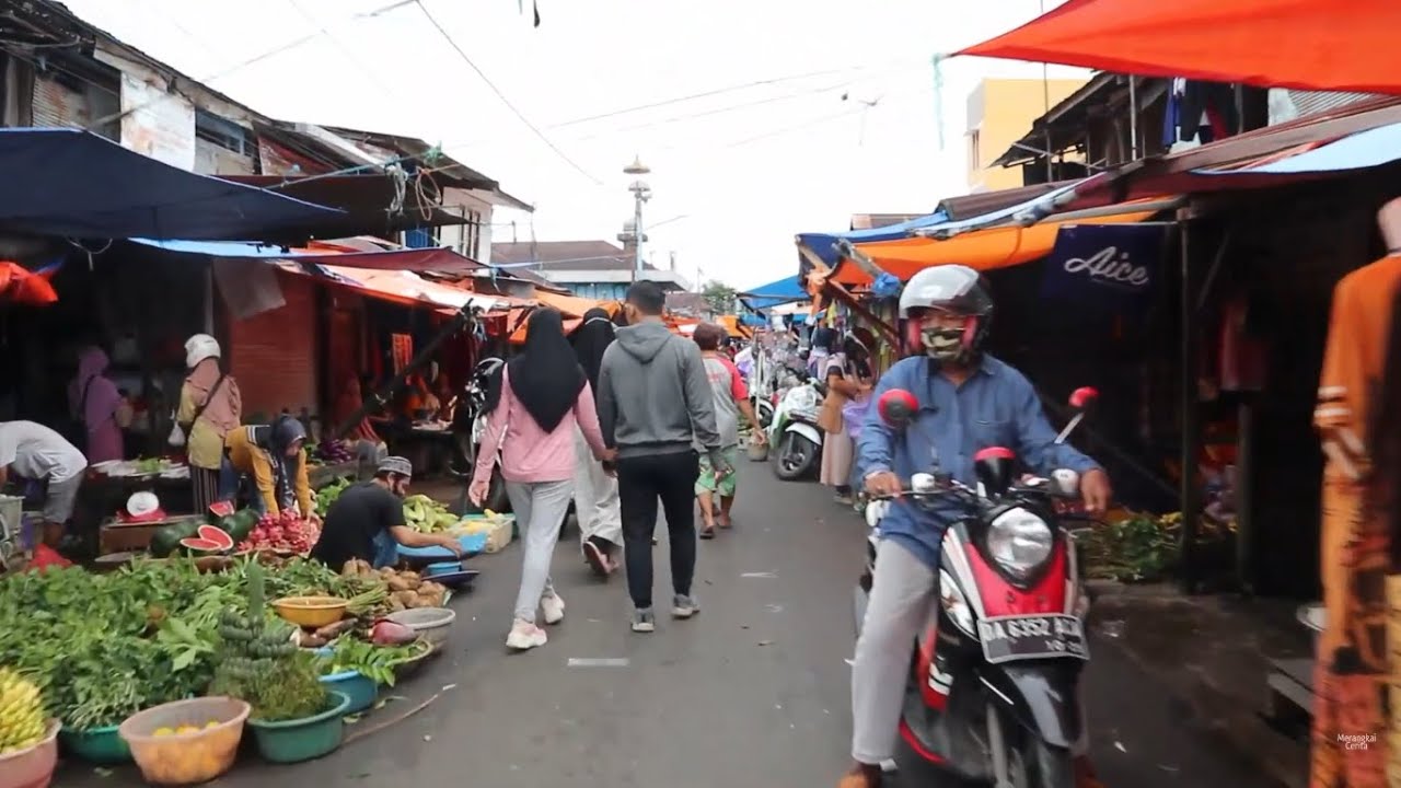 PASAR TRADISIONAL DI BANJARMASIN YAITU PASAR LAMA YANG SANGAT RAMAI DAN PADAT PENGUNJUNG