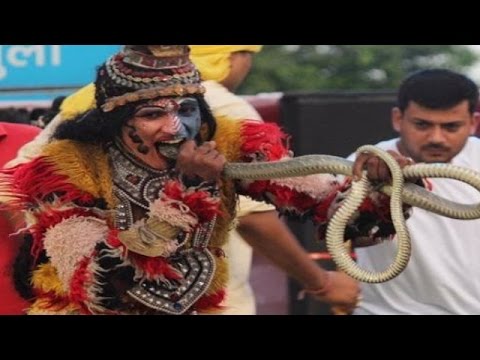 Man Puts Alive Snake Into His Mouth - Full Video