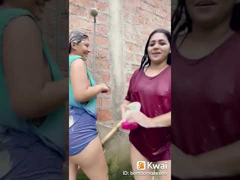 mis primas bañándose