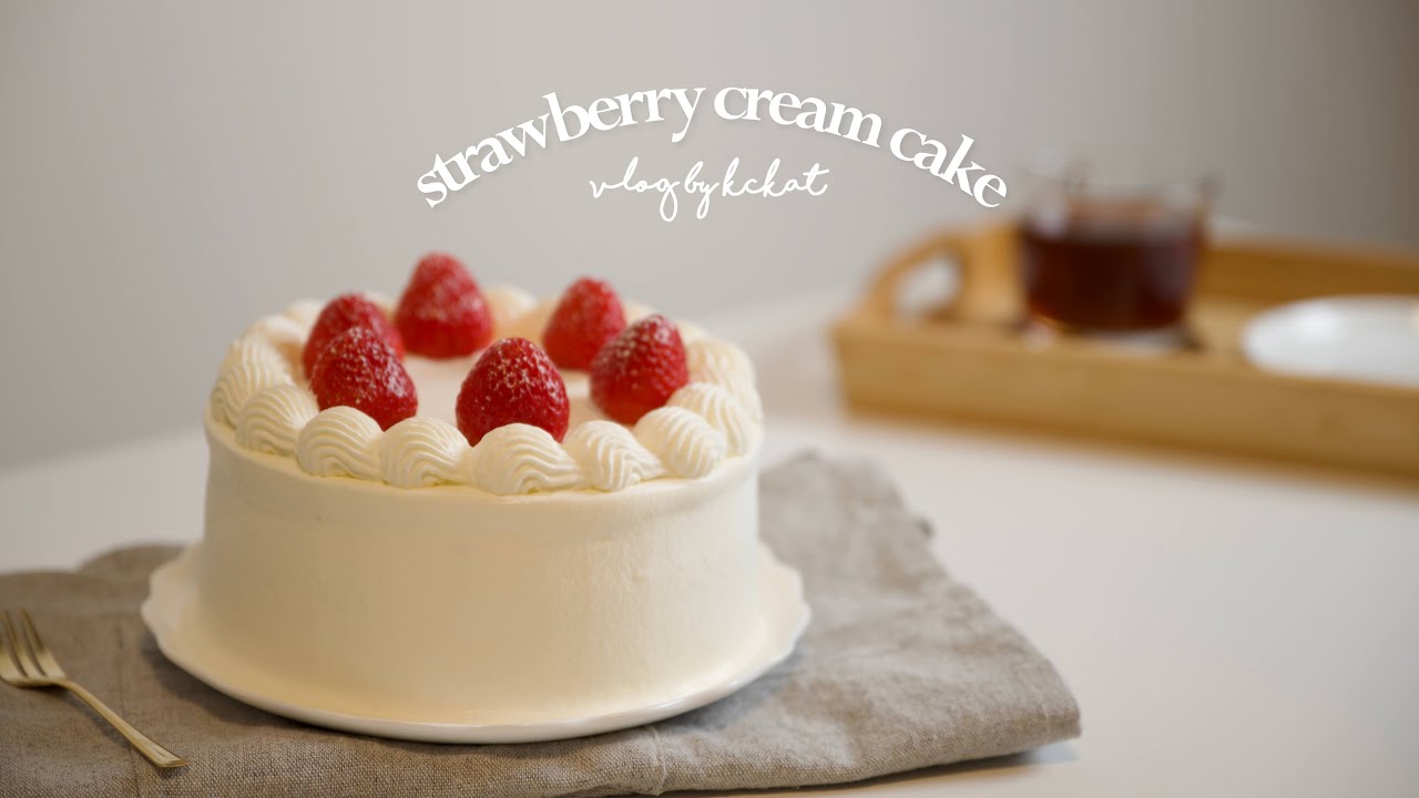 Fluffy strawberry cream cake 🍓