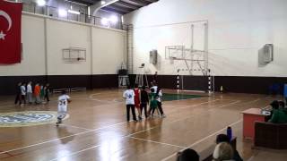 mehmet basketbol oynuyor