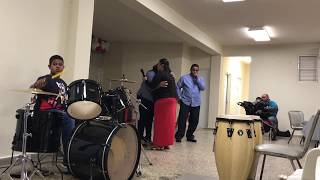 Miniatura de vídeo de "El Pastor Edgar Felix Y Su Esposa Elizabeth Guzman Cantando La Alabanza “De Su Mano”"