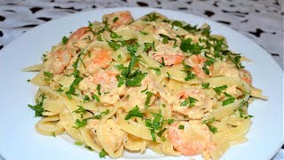 Лапша с креветками в сливочно-сырном соусе.