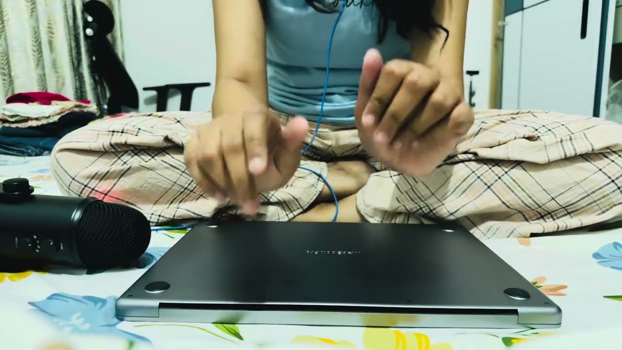 ASMR Laptop Tapping & Scratching Tingles 💅