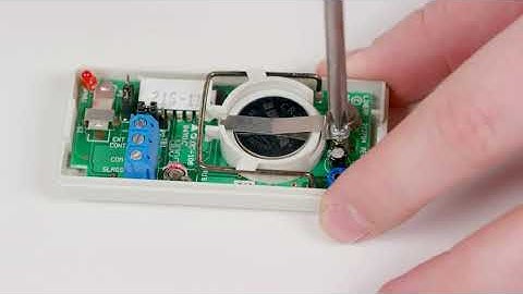 TELUS | Replace the batteries in your Door and Window Sensor (AlarmForce)