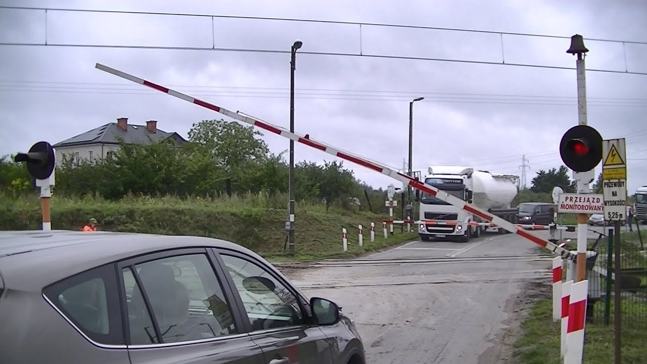 Spoorwegovergang Warka (PL) // Railroad crossing // Przejazd kolejowy