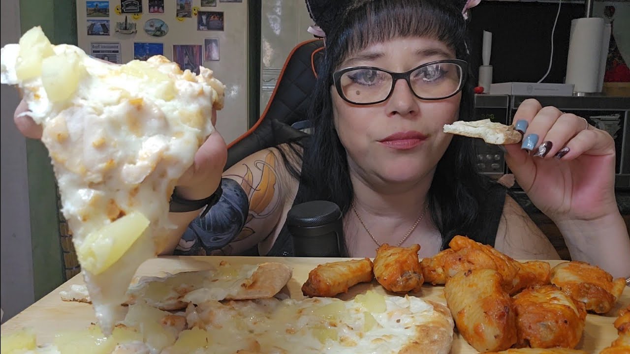 Мукбанг | Пицца Гавайская и крылышки барбекю | Обжор Асмр - YouTube