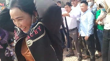 trò chơi bắt vịt ngày hội huện  lục ngạn