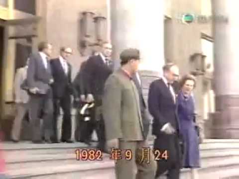英國首相戴卓爾夫人於北京人民大會堂前失足跌倒的一刻(無線電視的版本)