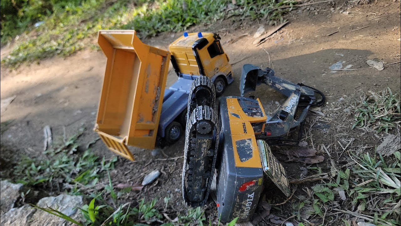 Excavator rescues overturned truck carrying super heavy corn