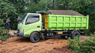 Truk Jomplang. MOBIL TRUK Pengangkut PASIR SARING Bongkar Muatan FULL BAK Menggunung DILOKASI BARU