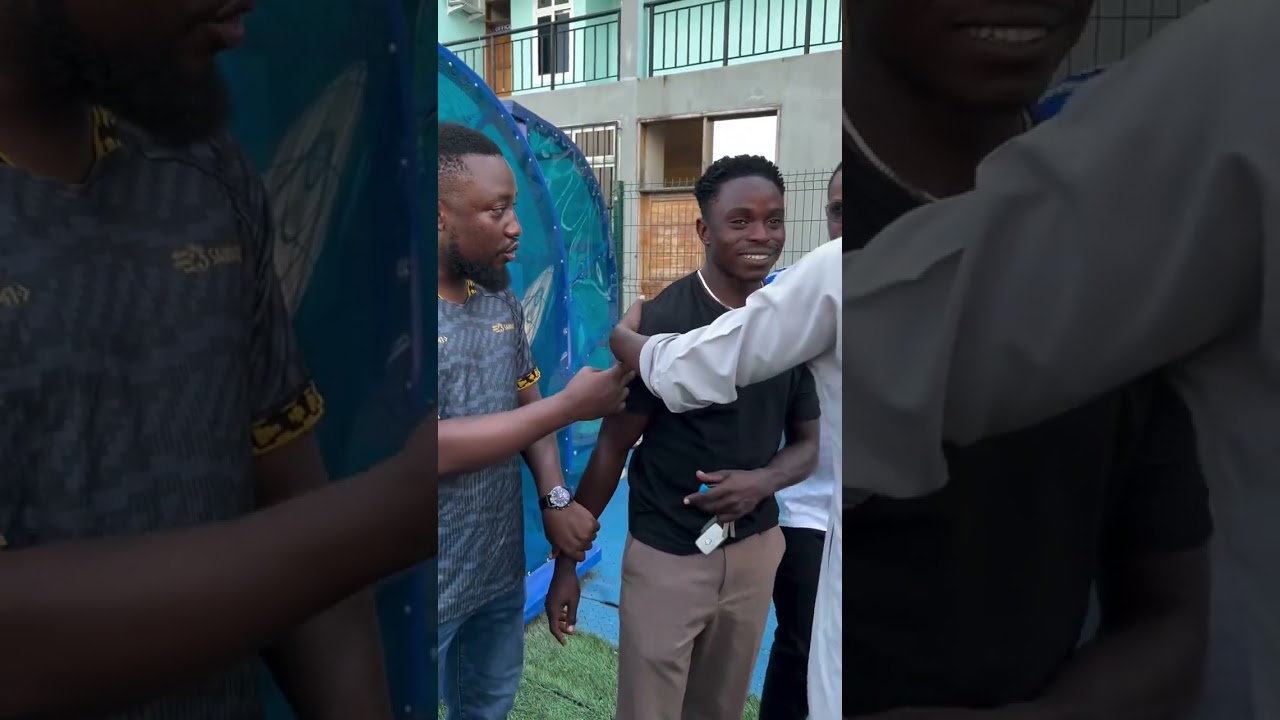 ALLY KAMWE ANAGOMBANIA WACHEZAJI HUKU....
