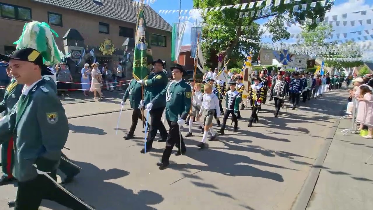 Schützenfest Königshoven 2025, Musik und Fahnenparade