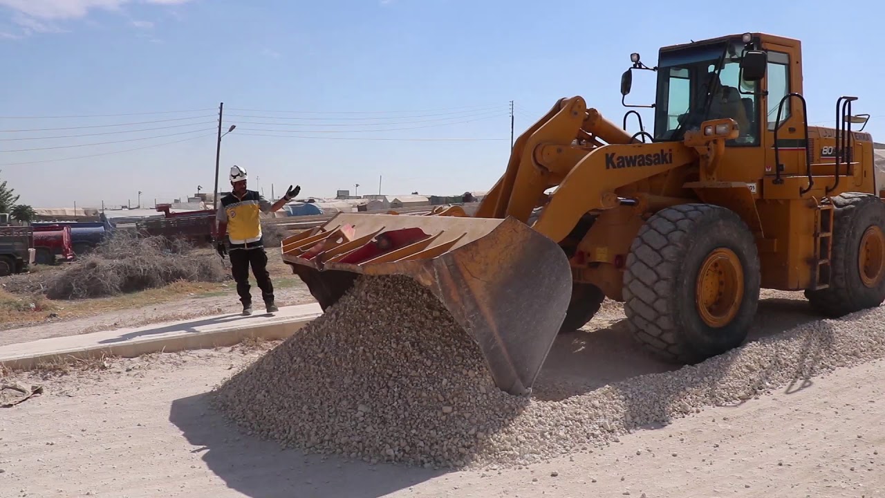 تسليك طريقٍ فرعيٍ يعبره المارّة بكثرة في قرية شمارخ شمالي حلب .