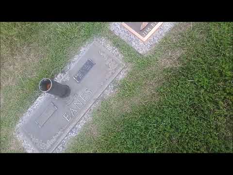 THE GRAVE OF BLUEGRASS LEGEND "SMILIN" JIM EANES
