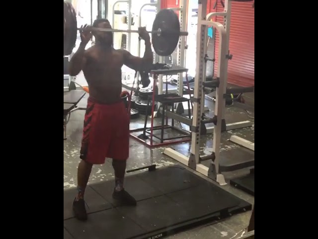 Guarda Throwing barbell at mirror su YouTube Guarda Throwing barbell at mirror su YouTube