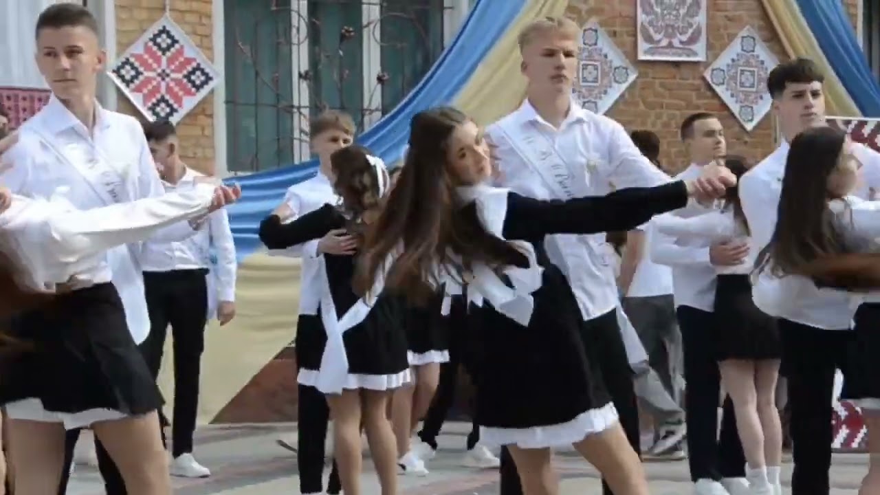 Прощальний шкільний вальс випускників - 2025 у Радивилівський ліцей №1